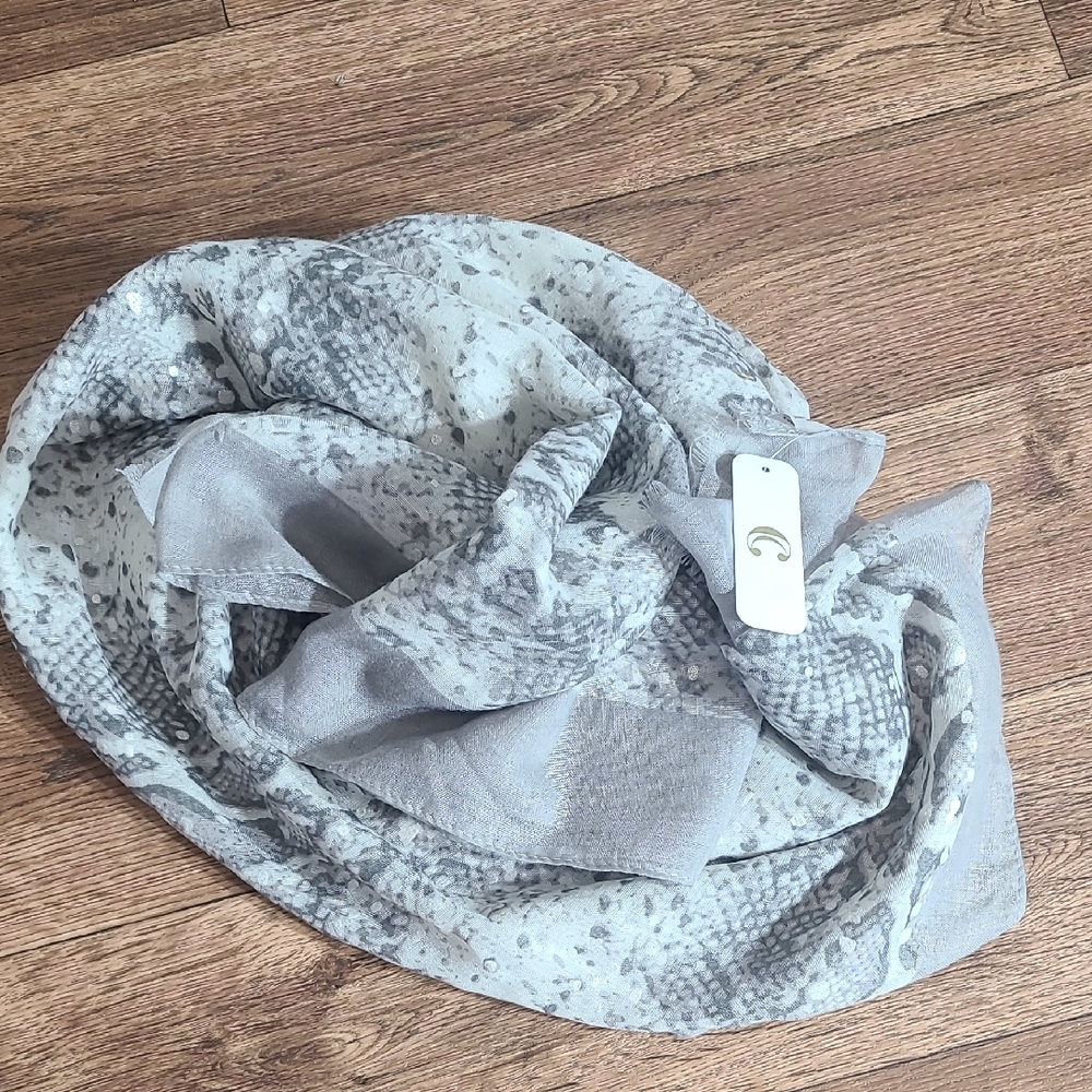 Elegant Gray Patterned Scarf